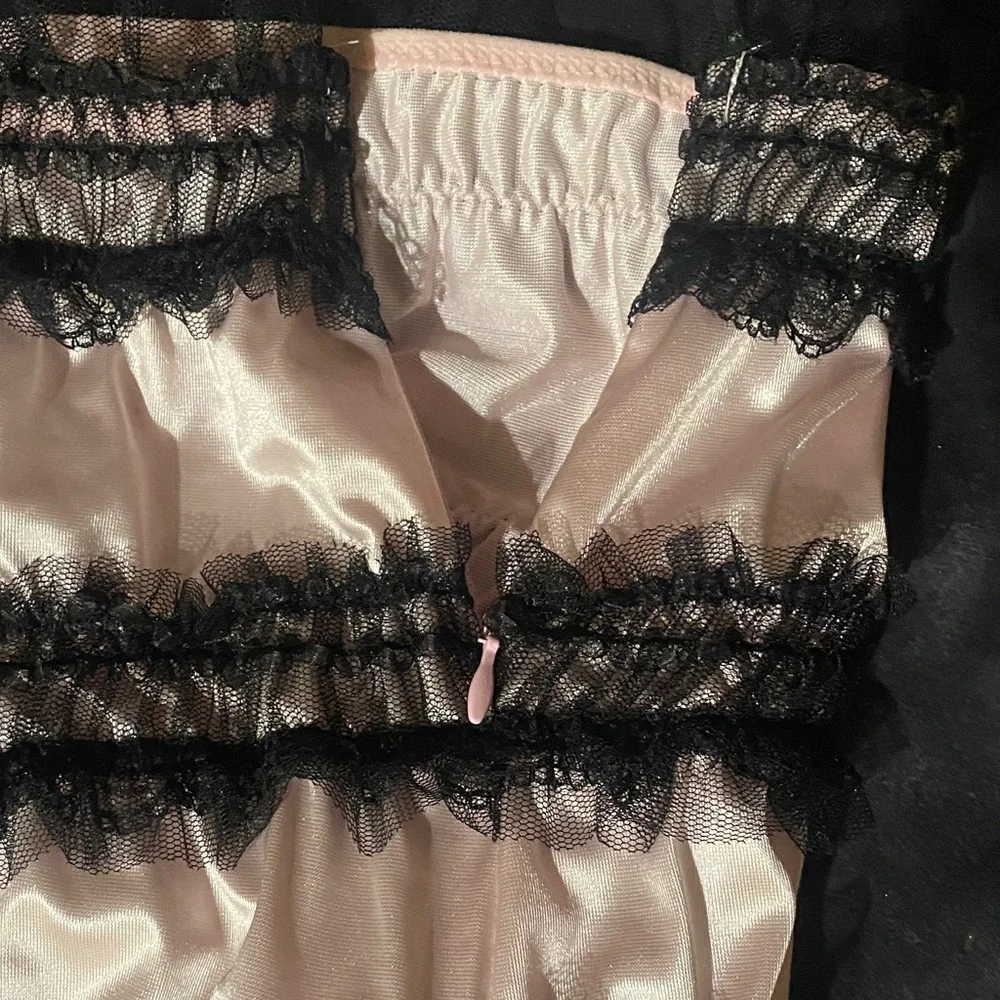 Elegant Vintage Pink and Black Lace Lingerie Set - Picture 3 of 4